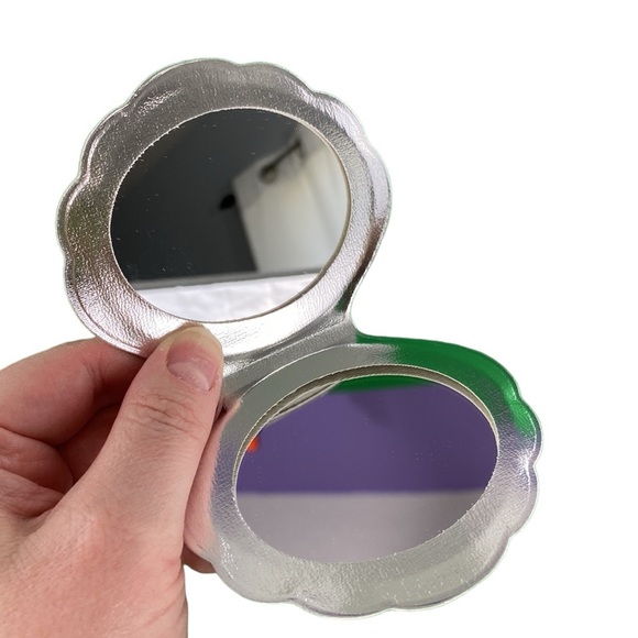 Silver Holographic Sea Shell Compact Mirror - Picture 7 of 15